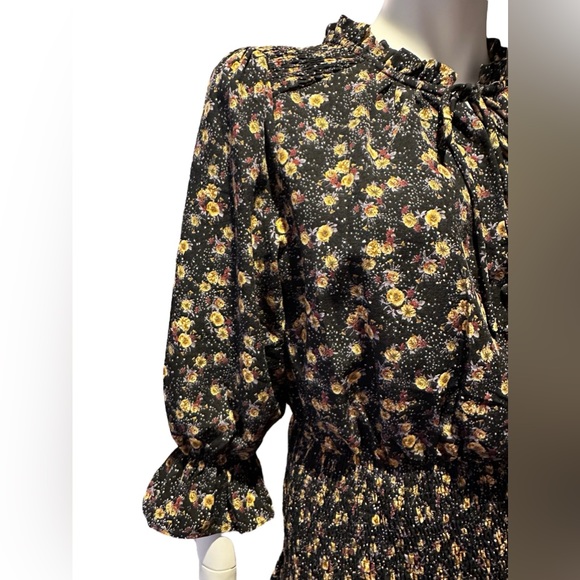 Entro Ladies Dress Size Medium Floral Smocked - Picture 4 of 6